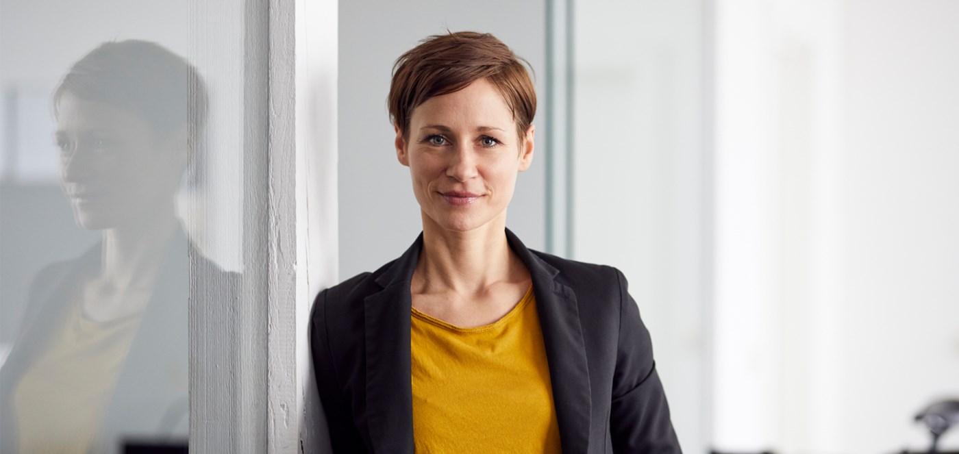 Dame ser rett inn i kamera