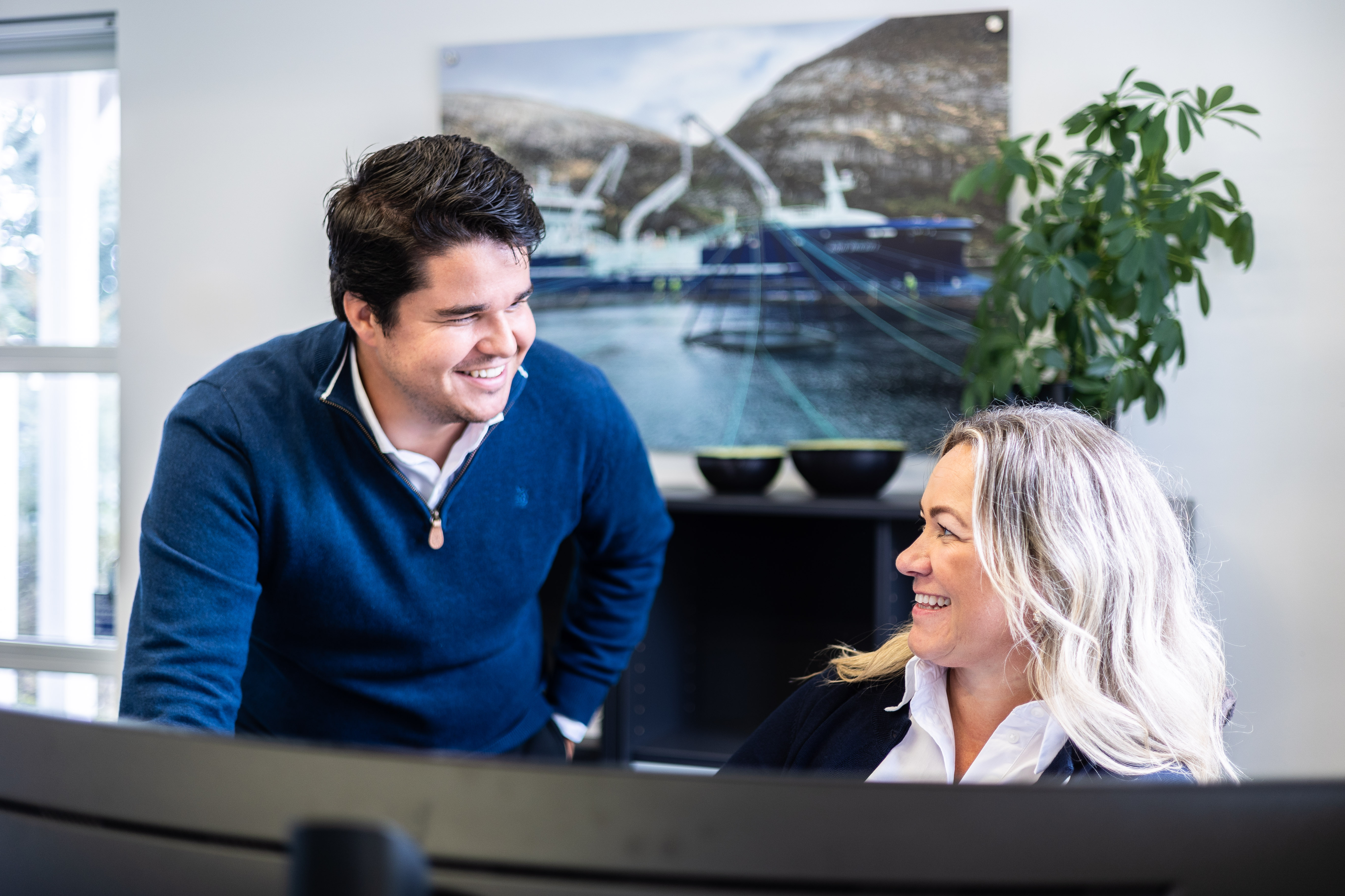 Ørjan Mathisen og Martine Strand jobber sammen foran PC