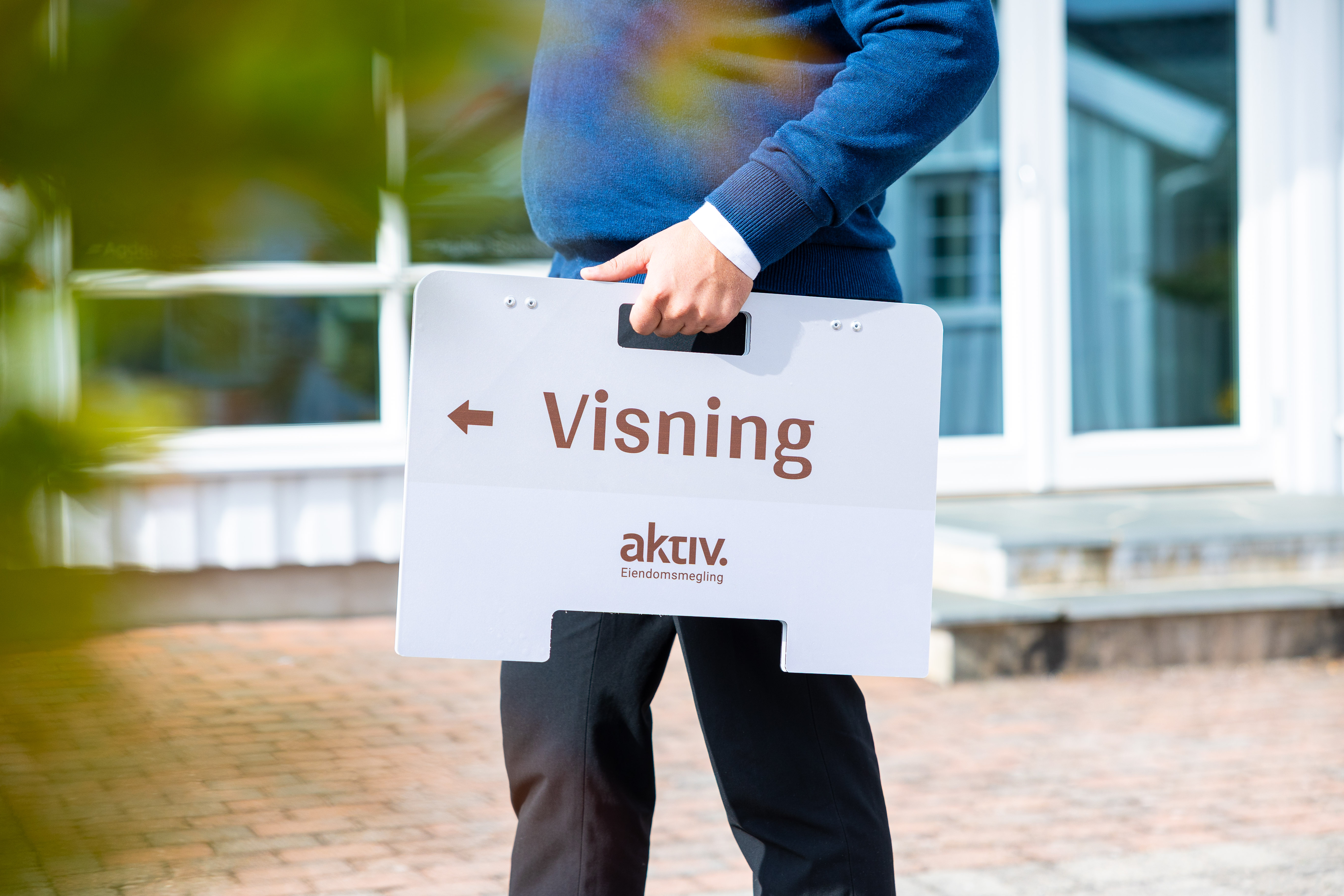 Mann med Aktiv Eiendom visnings skilt