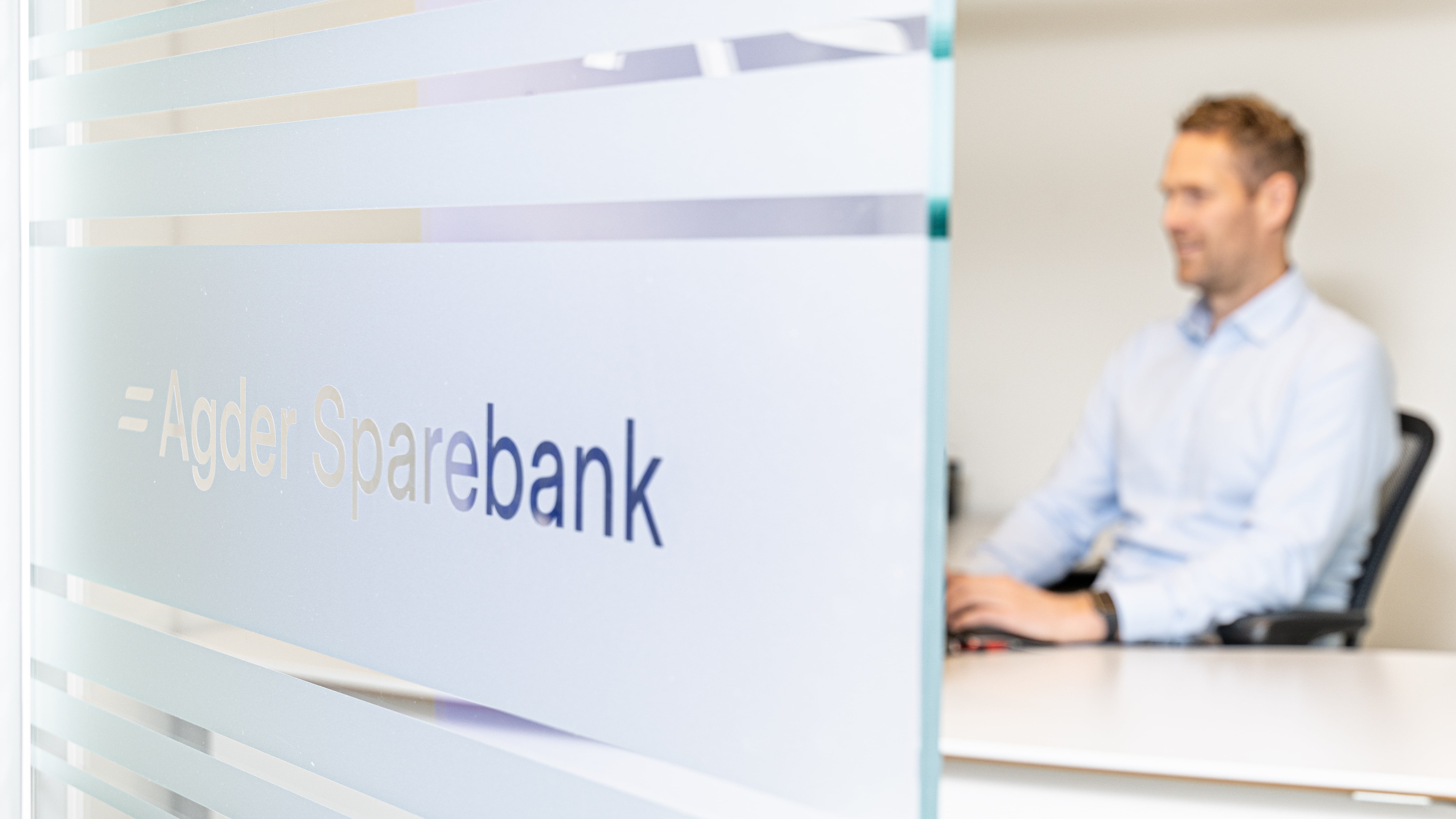 En rådgiver sitter på et kontor og jobber