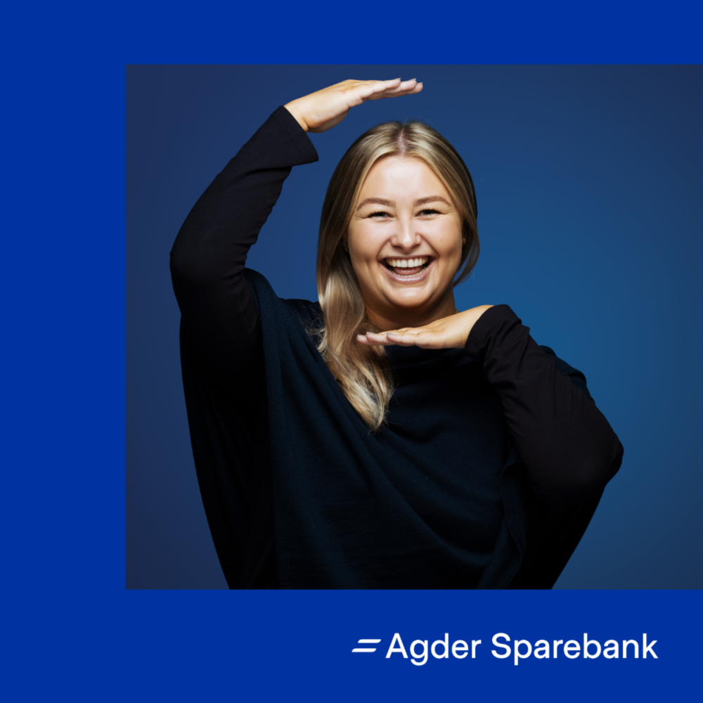 En rådgiver i Agder Sparebank smiler