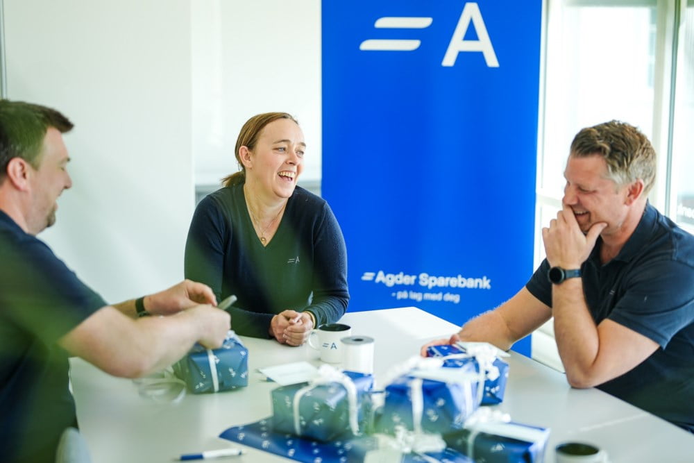 Geir Arne, Ellen og Eyvind i Agder Sparebank pakker gaver