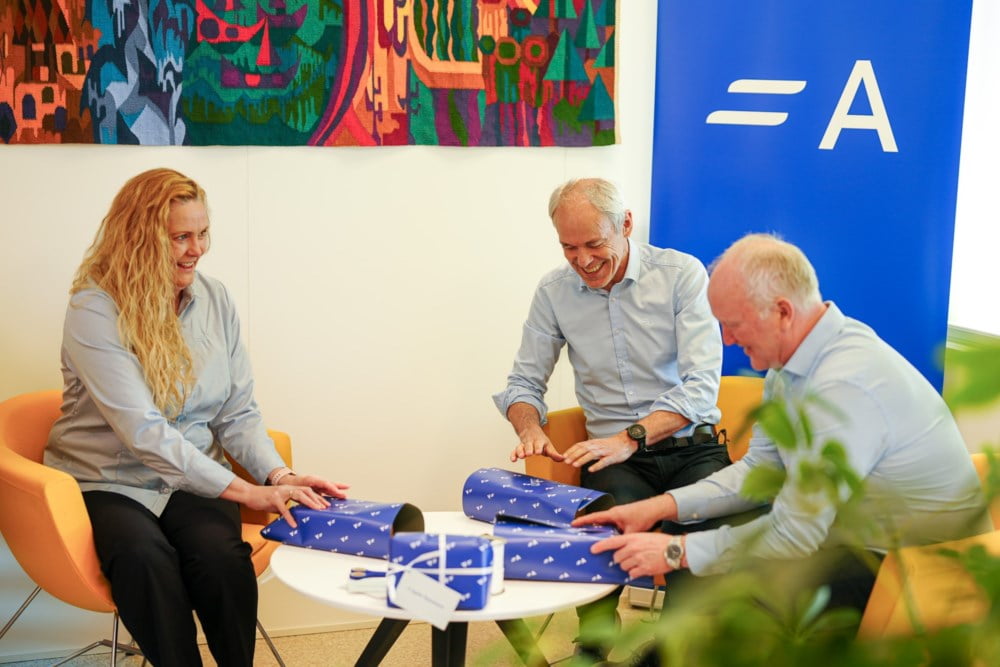 Susan, Knut Olaf og Jørgen pakker gaver