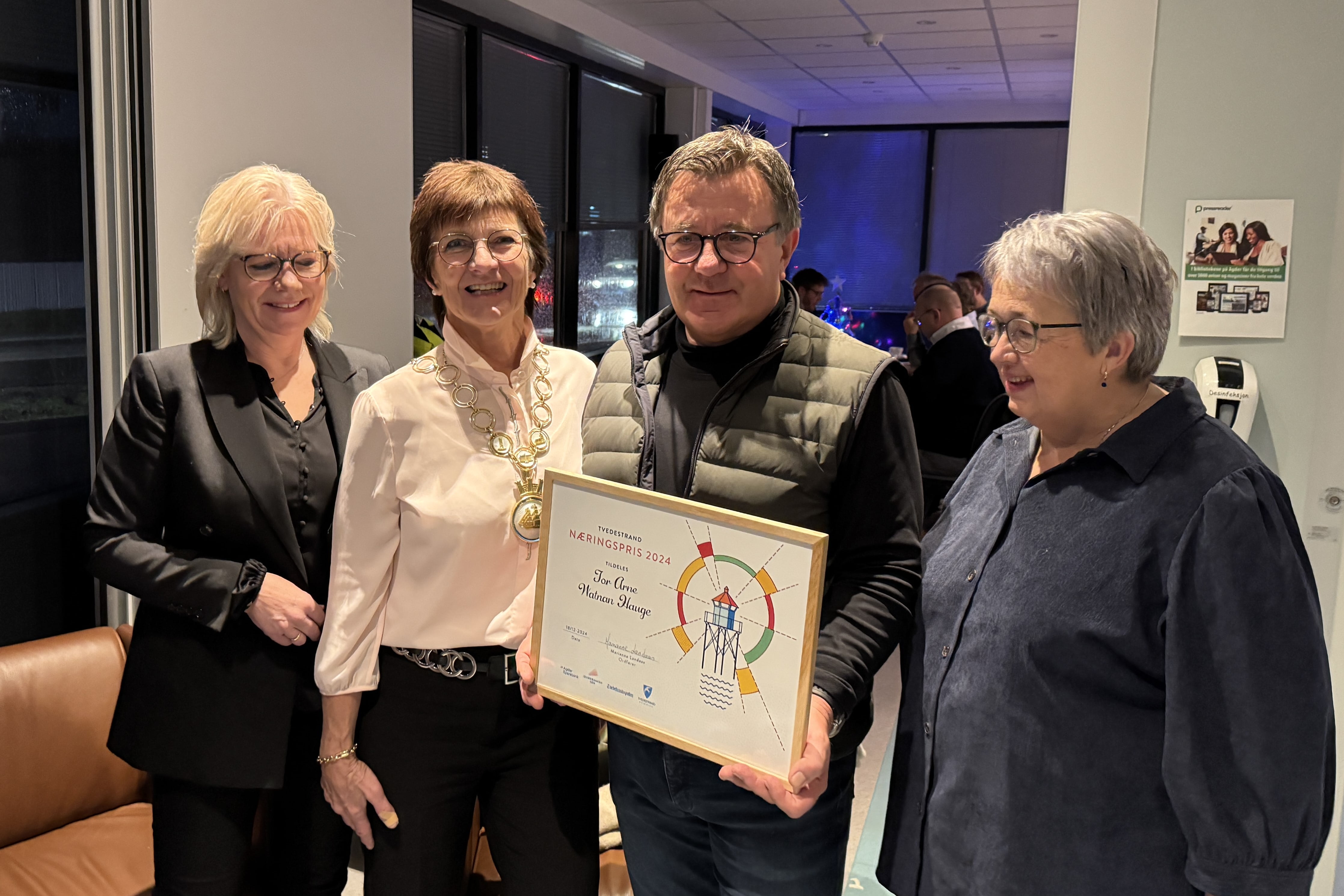 Banksjef i Agder Sparebank, Nina Holte, ordfører i Tvedestrand, Marianne Landaas, Thor Arne Haugen og Bente Christensen fra Sparebanken Sør står med prisen 