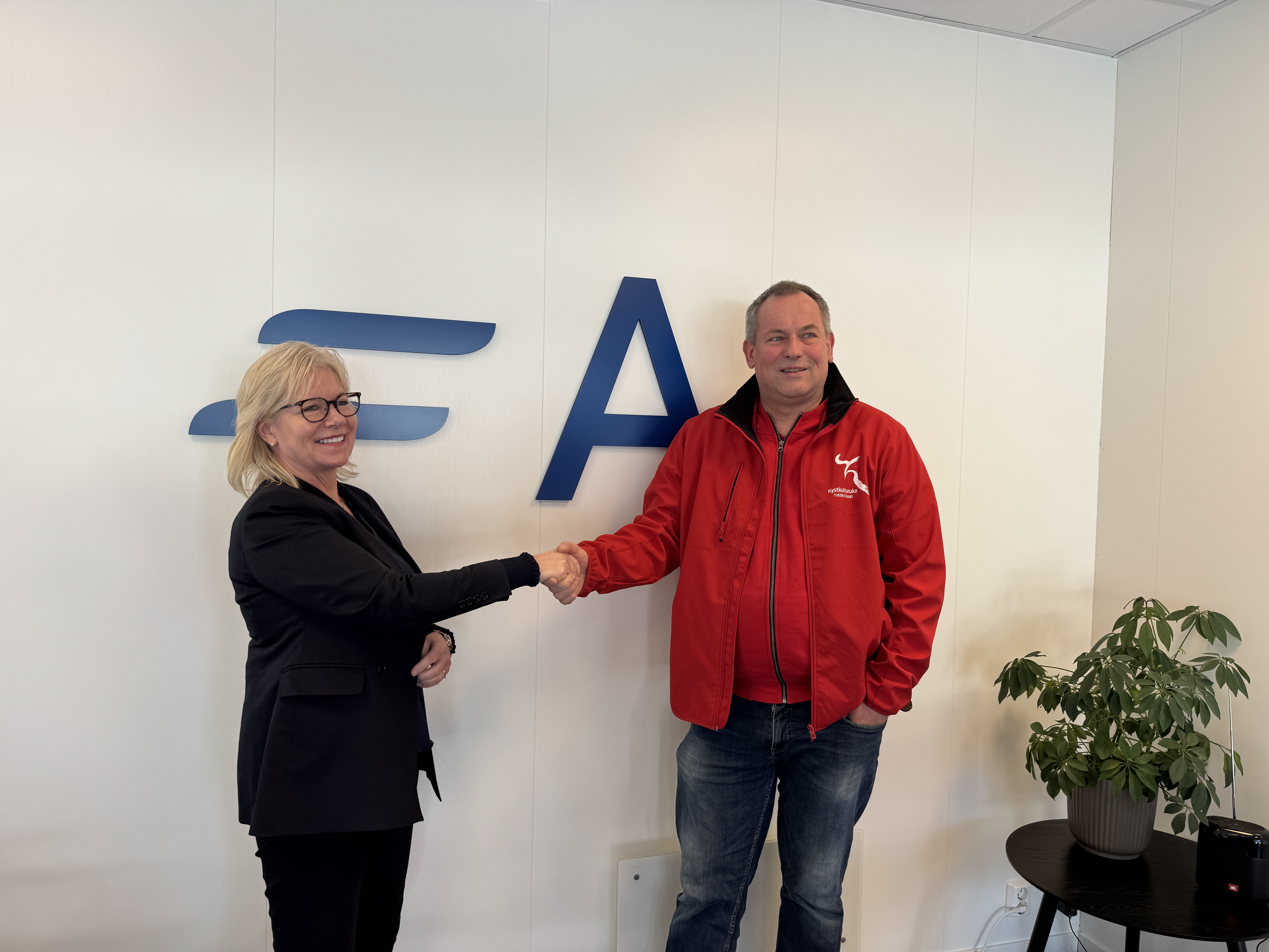 Nina Holte og Espen Gåserud håndhilser